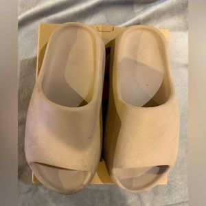Yeezy slides beige size 6Y